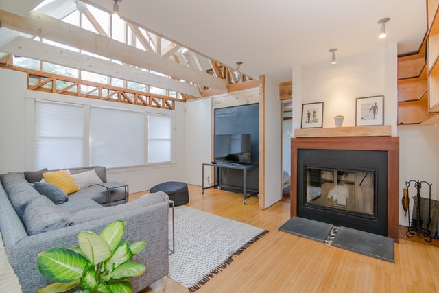 sala de estar de uma casa com tapete e sofá